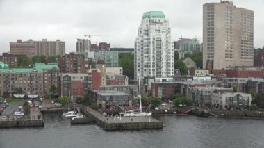 Kanada mı? Halifax. Nova Scotia eyaletinin başkenti. Şehir merkezindeki gökdelenler. Zafer Şehri.