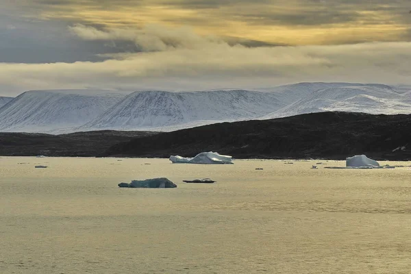 Le réchauffement climatique. Les icebergs et les montagnes dans l'océan. — Photo