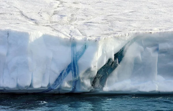 Aquecimento global. Icebergs e montanhas no oceano. — Fotografia de Stock