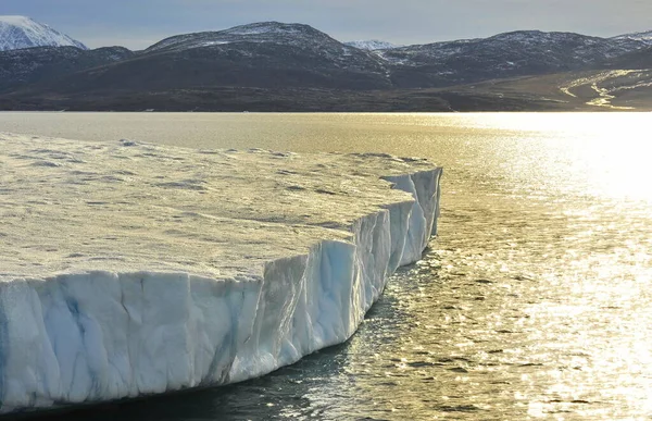 Global uppvärmning. Isberg och fjäll i havet. — Stockfoto