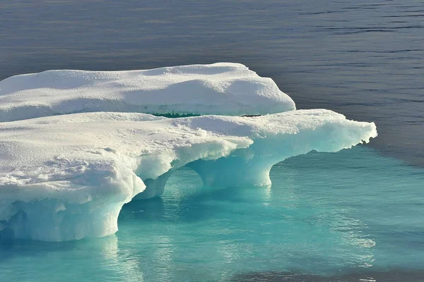 Global warming. Icebergs and mountains in the ocean. — Stock Photo, Image