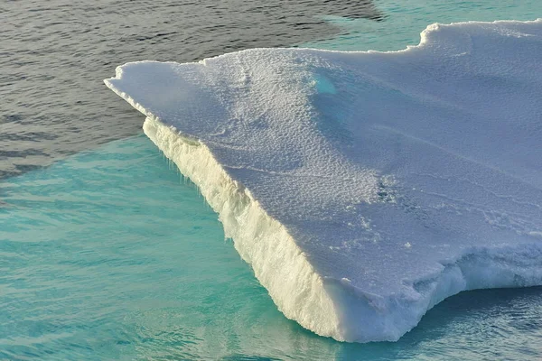 Het broeikaseffect. IJsbergen en bergen in de oceaan. — Stockfoto