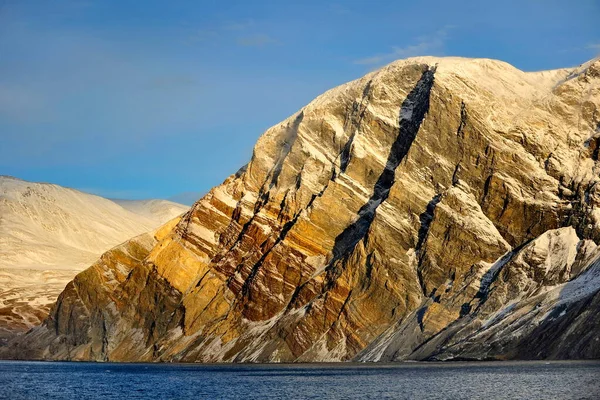 지구 온난화. 바다 속의 빙산과 산들. — 스톡 사진