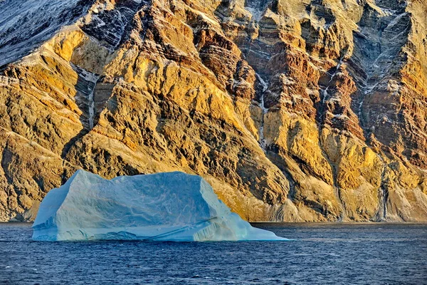 Global uppvärmning. Isberg och fjäll i havet. — Stockfoto