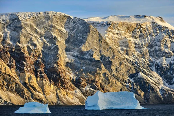 Aquecimento global. Icebergs e montanhas no oceano. — Fotografia de Stock