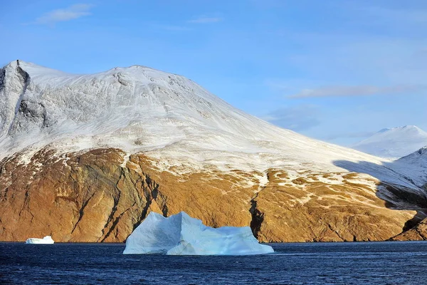 Global uppvärmning. Isberg och fjäll i havet. — Stockfoto