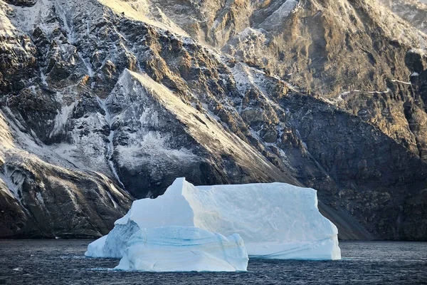 El calentamiento global. Icebergs y montañas en el océano. —  Fotos de Stock