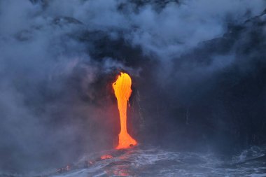 Büyük Ada Hawaii, ABD 'deki lav volkanik patlamasından okyanusa akan lavlar..