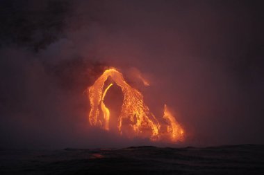 Büyük Ada Hawaii, ABD 'deki lav volkanik patlamasından okyanusa akan lavlar..