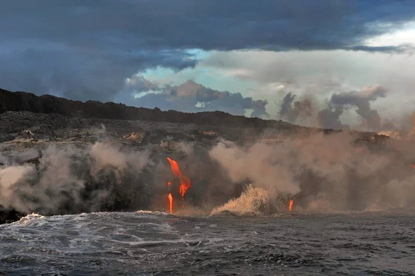 Lava ömlik az óceánba láva vulkanikus kitörés Big Island Hawaii, USA. — Stock Fotó