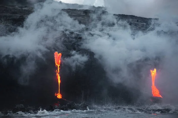 大きな島の溶岩火山の噴火から海に流れる溶岩ハワイ,アメリカ. — ストック写真