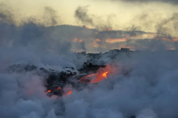 Lava coulant dans l'océan à partir d'éruption volcanique de lave sur Big Island Hawaii, États-Unis. — Photo