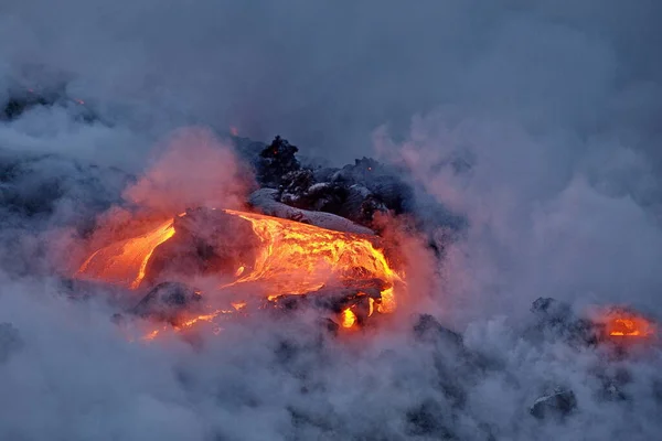 Lava che scorre nell'oceano dall'eruzione vulcanica lavica sulla Big Island Hawaii, USA. — Foto Stock