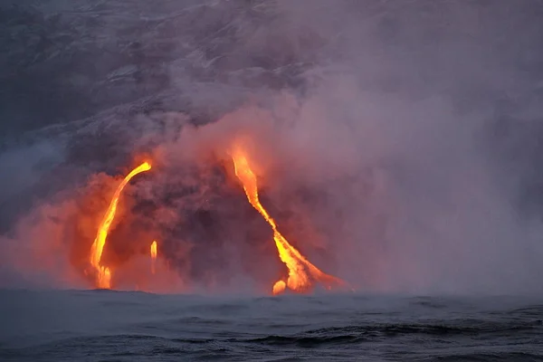 Lava che scorre nell'oceano dall'eruzione vulcanica lavica sulla Big Island Hawaii, USA. — Foto Stock