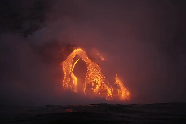 Lava fluindo para o oceano a partir de erupção vulcânica de lava em Big Island Hawaii, EUA. — Fotografia de Stock