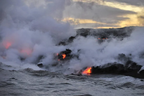 大きな島の溶岩火山の噴火から海に流れる溶岩ハワイ,アメリカ. — ストック写真