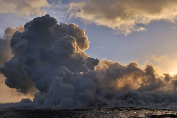 Lava coulant dans l'océan à partir d'éruption volcanique de lave sur Big Island Hawaii, États-Unis. Images De Stock Libres De Droits