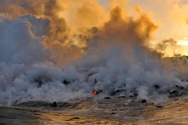 Lava coulant dans l'océan à partir d'éruption volcanique de lave sur Big Island Hawaii, États-Unis. Photos De Stock Libres De Droits
