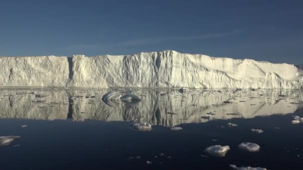 Grenlandię. W wyniku globalnego ocieplenia powstały ogromne góry lodowe.. — Wideo stockowe