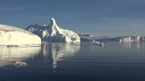 グリーンランドだ。地球温暖化により巨大な氷山が形成されました. — ストック動画