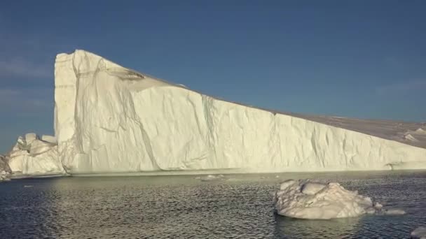 Groenland. Door de opwarming van de aarde zijn enorme ijsbergen ontstaan.. — Stockvideo