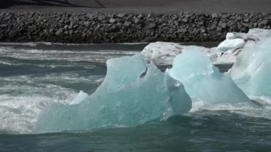 İzlanda. Jokulsarlon gölü, İzlanda 'nın buzul gölü koyunun güzel soğuk manzara resmi. Jokulsarlon 'daki buzdağları. Vatnajokull Ulusal Parkı.