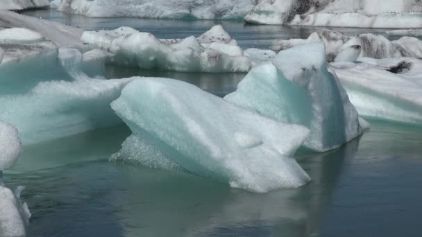 Islândia. Lagoa de Jokulsarlon, bela paisagem fria imagem de geleira geleira icelandic baía da lagoa. Icebergs em Jokulsarlon lagoa glacial. Parque Nacional Vatnajokull. — Vídeo de Stock