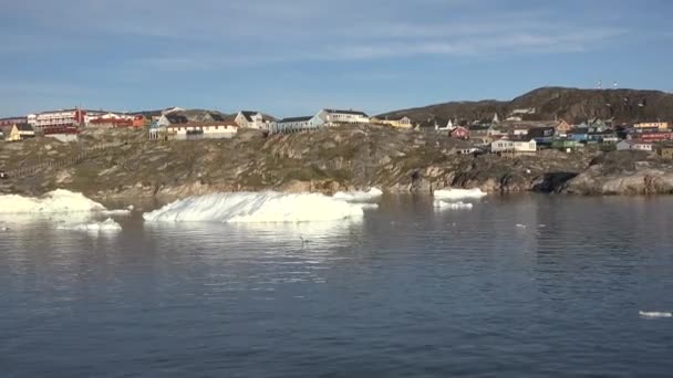 Grónsko. Ledovce a ledovce osvětlené paprsky zapadajícího slunce. — Stock video