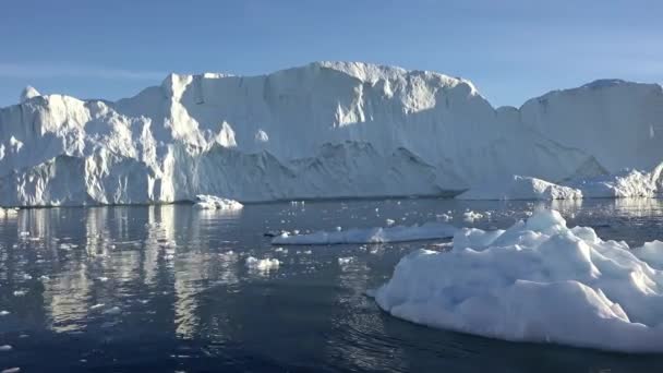 Groenlandia. Icebergs y glaciares iluminados por rayos del atardecer. — Vídeos de Stock