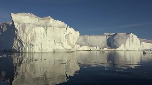 Grönland. Isberg och glaciärer belysta av solnedgångar. — Stockvideo