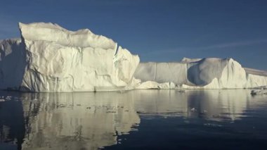 Antarktika yüzen deniz buzulları ve dağların yansımaları