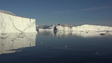 Antarktika yüzen deniz buzulları ve dağların yansımaları