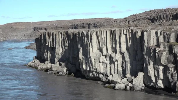 İzlanda. Ülkenin kuzeyinde, Mivatn Gölü 'nün kıyısında pitoresk bir şelale.. — Stok fotoğraf