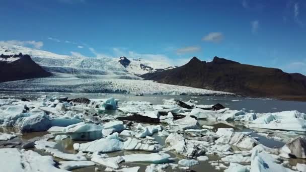 Islandia, Ártico. Glaciar en la orilla. El calentamiento global. Los icebergs flotan en el océano. Imágenes aéreas de drones Movimiento. — Vídeos de Stock