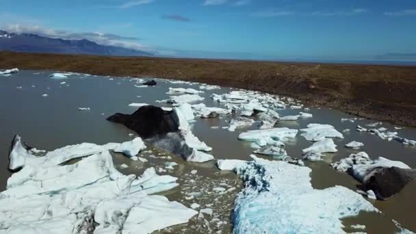 Iceland, Arctic. Glacier on the shore. Global warming. Icebergs float into the ocean. Drone aerial footage Motion. — Stock Video