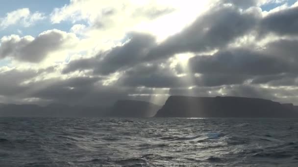 아이슬란드. 구름이 있는 산악 지형. — 비디오