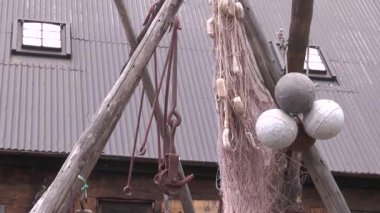 İzlanda. Rıhtımda Renkli Balıkçı Ağları Yığıldı.