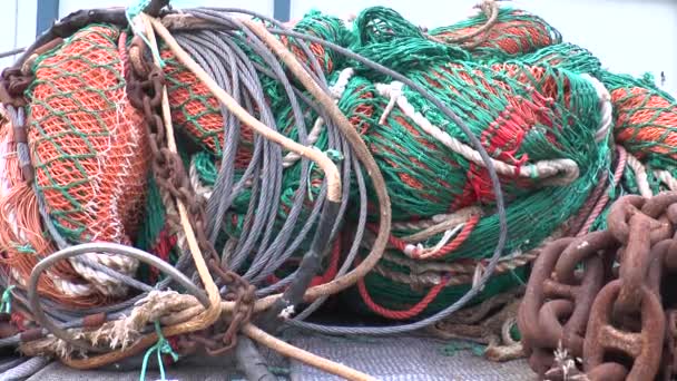 Island. Barevné rybářské sítě naskládané na molu. — Stock video