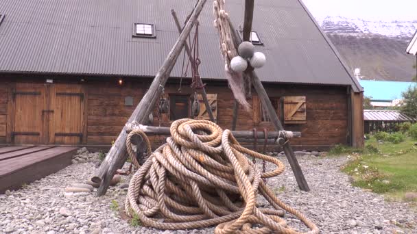 Island. Bunte Fischernetze auf der Seebrücke gestapelt. — Stockvideo