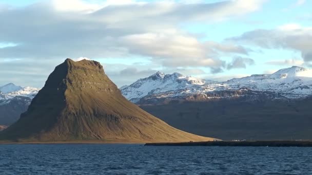 Islandia. Krajobraz ze słynną górą nad morzem — Wideo stockowe