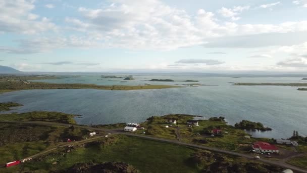 Izland.Légi kilátás táj a hegyvidéki Izland hegyi tó. — Stock videók