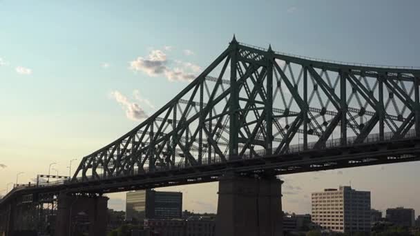 Kanada. Montreal. Die Brücke über den Fluss St. Laurentius. — Stockvideo