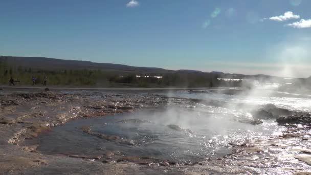 Island. Erupce gejzíru Strokkur. — Stock video