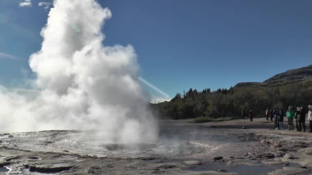 Island. Erupce gejzíru Strokkur. — Stock video