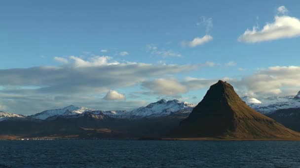 Islandia. Krajobraz ze słynną górą nad morzem — Wideo stockowe