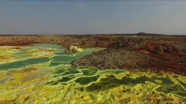 Etiópia. Dallol Lake-ben. A Dallol tó színes tájai a Dallol vulkán kráterében. Dallol-tó kénes forrásaival — Stock videók