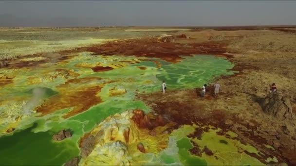 Etiopía. Dallol Lake. El colorido paisaje del lago Dallol en el cráter del volcán Dallol. Lago Dallol con sus manantiales de azufre — Vídeos de Stock