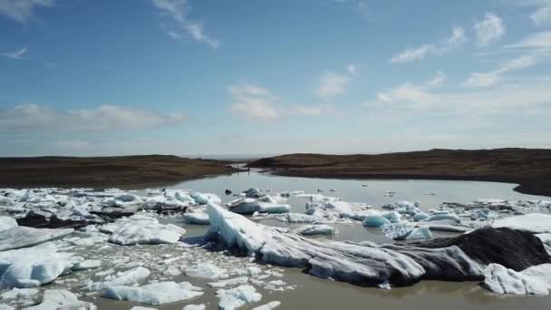 Island. Isberg och isbitar som flyter vid Jokulsarlonglaciärlagunen. — Stockvideo