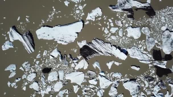 İzlanda. Buzdağları ve buz kütleleri Jokulsarlon buzul gölünde yüzüyor.. — Stok video