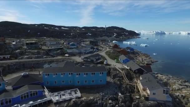 Grönland. Ein Luftbild. Treibende Eisberge. — Stockvideo